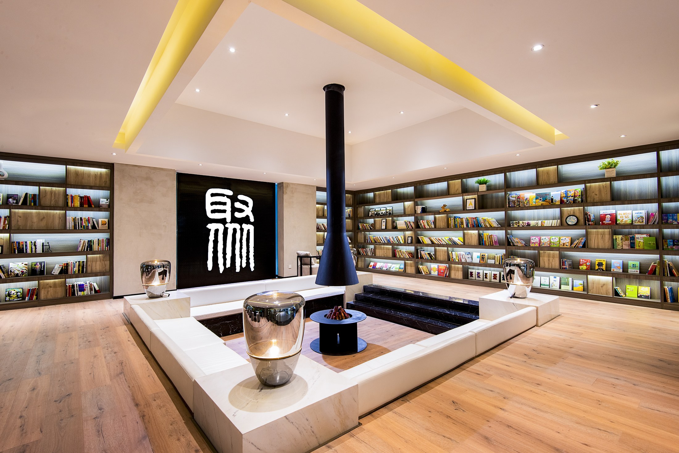 方聚民宿 Lobby, reading room and dining as places to stay 3