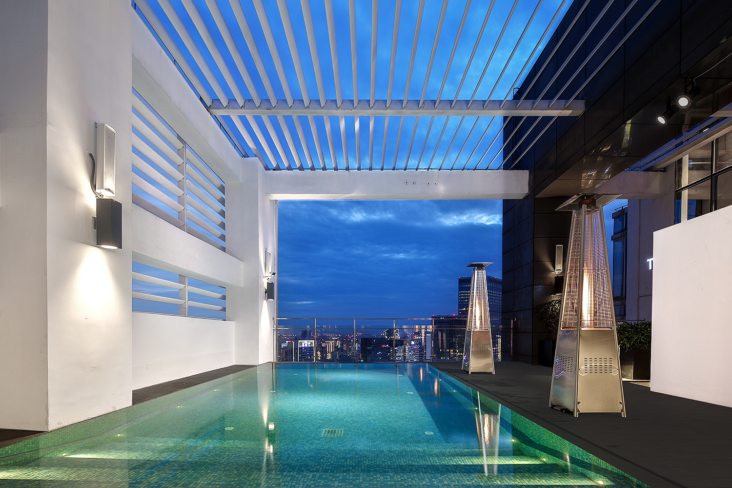 THE PRIVATE 设计师酒店民宿 Pool and terrace as an outdoor living room 1