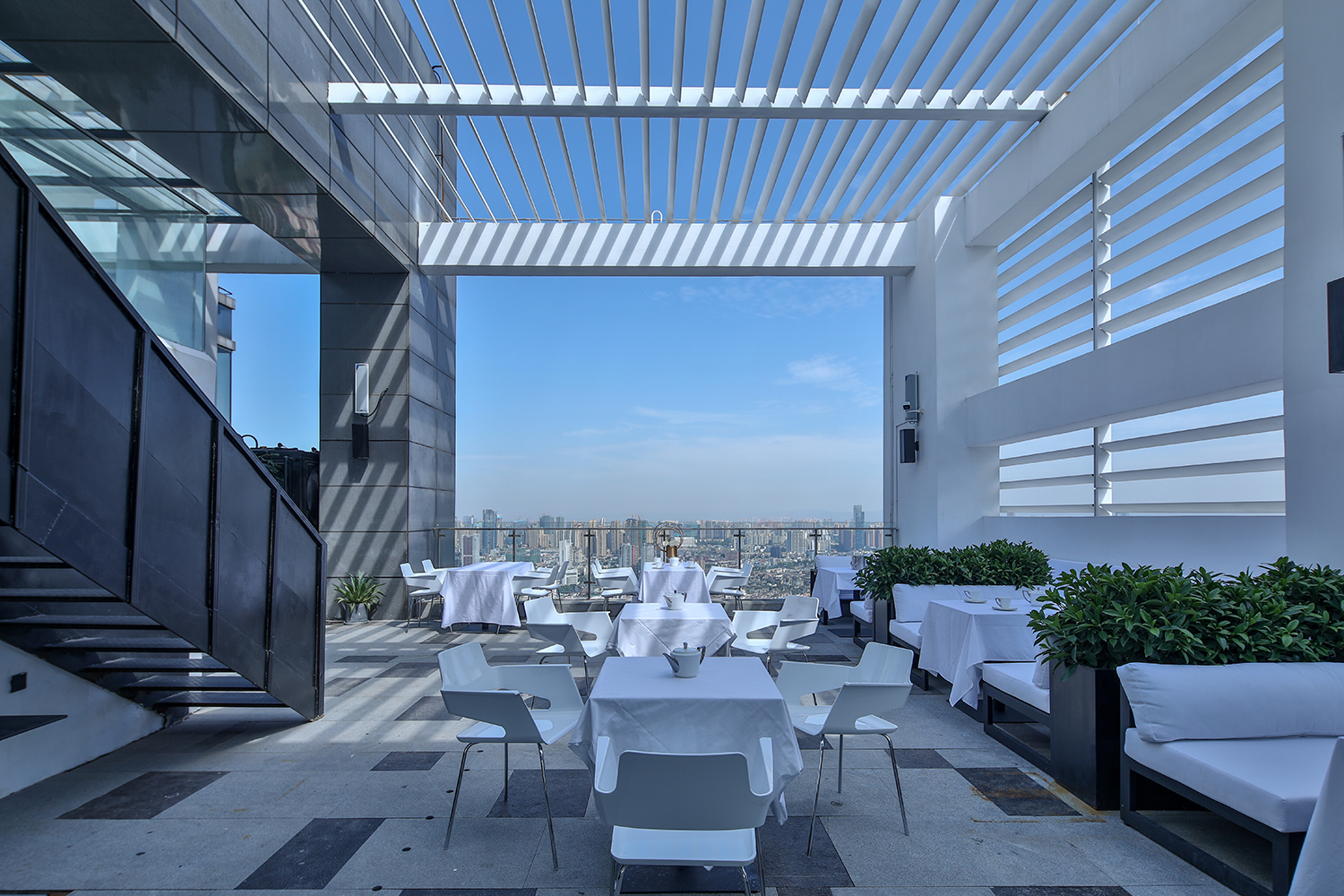 THE PRIVATE 设计师酒店民宿 Pool and terrace as an outdoor living room 2